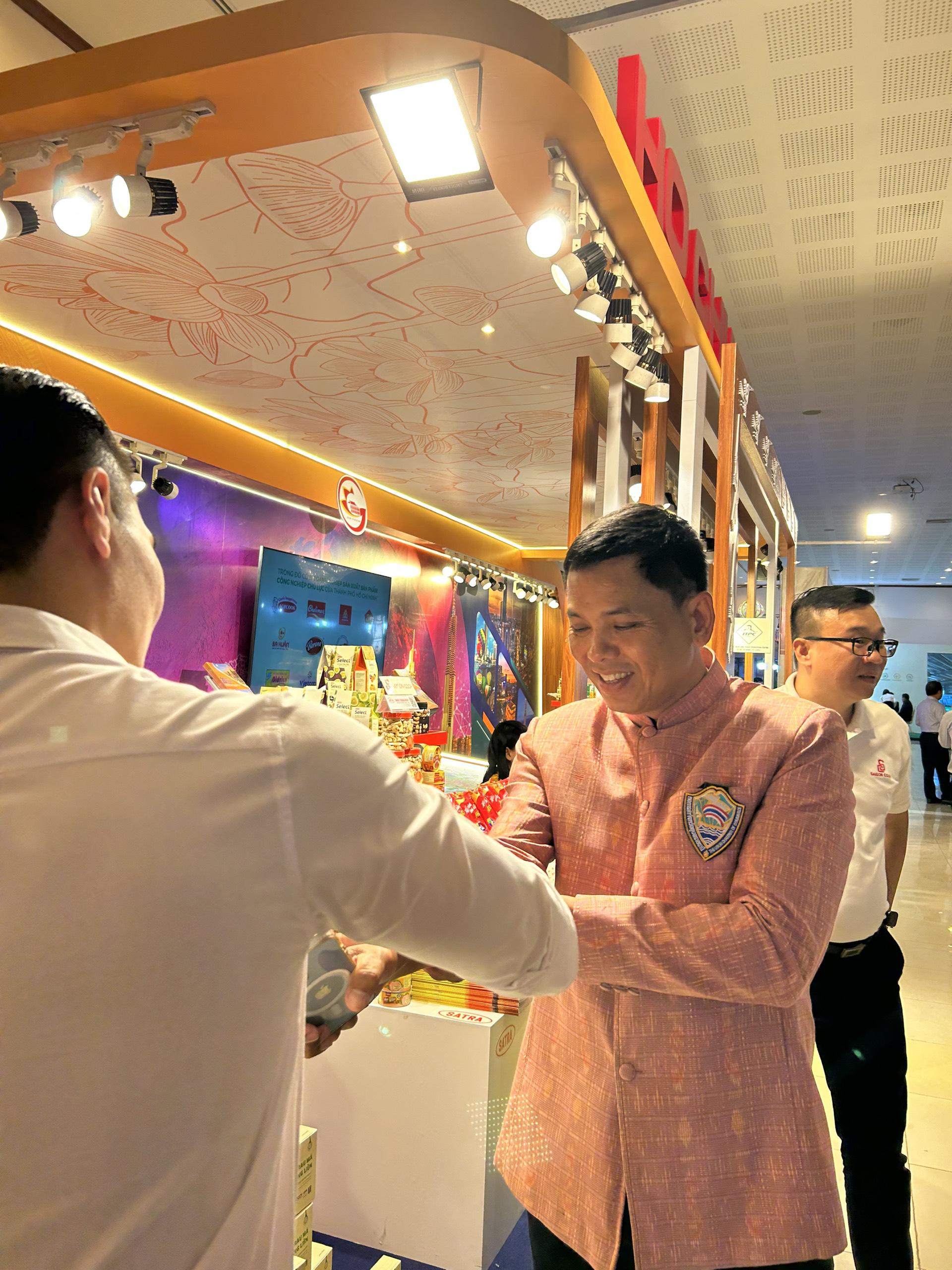 CAO XOA THẢO DƯỢC GIANG’S GÓP MẶT TẠI LÀO ĐƯA SẢN PHẨM VIỆT CÙNG HỢP TÁC THÚC ĐẨY KINH TẾ