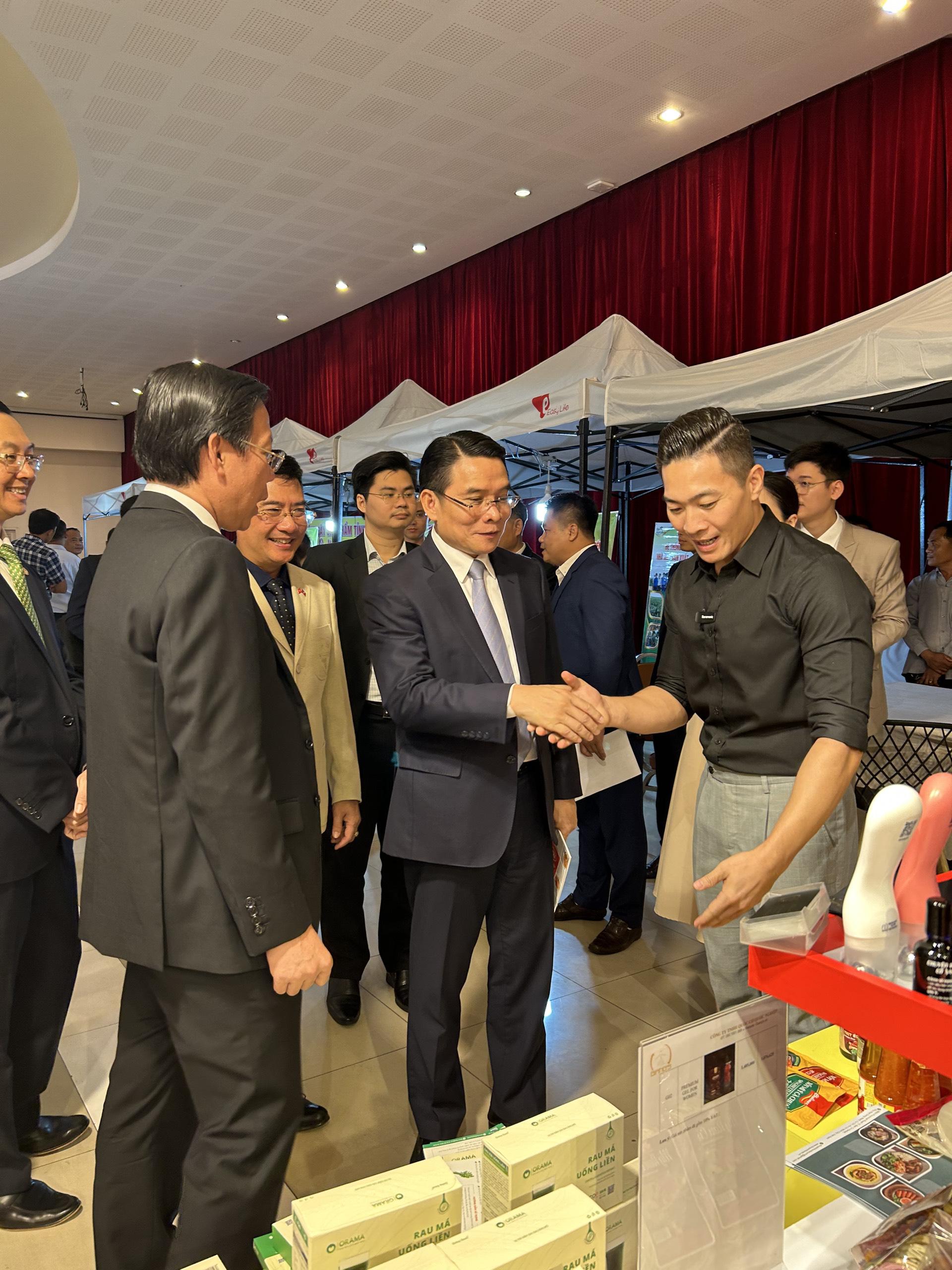 CAO XOA THẢO DƯỢC GIANG’S GÓP MẶT TẠI LÀO ĐƯA SẢN PHẨM VIỆT CÙNG HỢP TÁC THÚC ĐẨY KINH TẾ