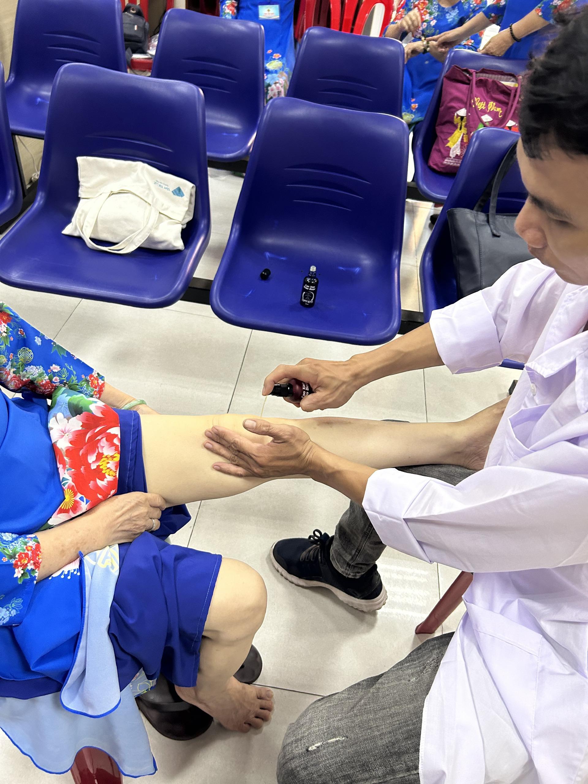 TUỔI TÁC CHỈ LÀ CON SỐ - CÙNG CAO XOA THẢO DƯỢC GIANG’S NÂNG CAO SỨC KHỎE NGƯỜI CAO TUỔI TẠI VIỆT NAM